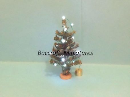 Tree with battery lights (new)